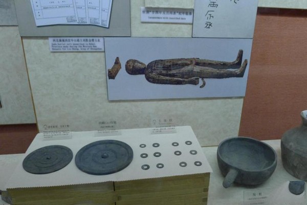 出土随葬器物陈列