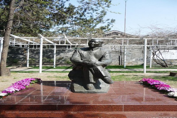 郭沫若全身铜像