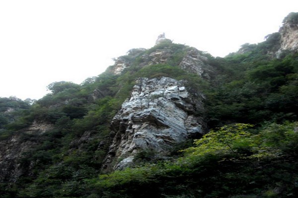 险峻山崖