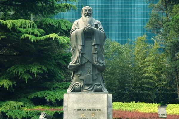 孔子塑像