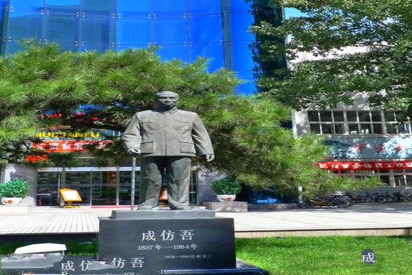 成仿吾塑像